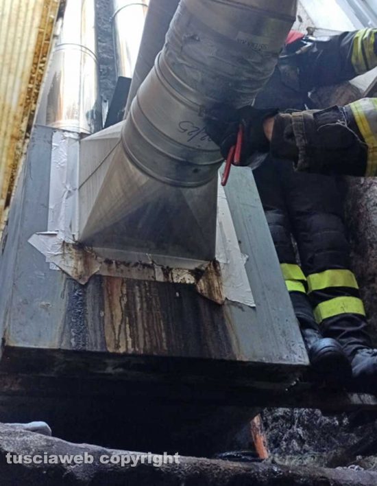Canna fumaria in fiamme in un ristorante di via Sant'Agostino