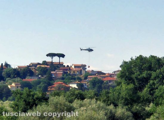 Montefiascone - Vasto incendio, fiamme tra bosco, vigne e uliveti: case lambite dal rogo