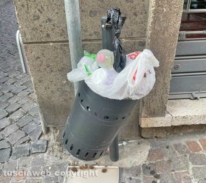 Viterbo - Rifiuti nel cestino di via Garibaldi