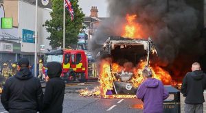 Belfast, notte di incendi e assalti anti-immigrati dopo l’accoltellamento di un uomo
