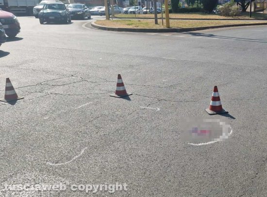 Viterbo – Investe ciclista e fugge, grave l’uomo caduto a terra