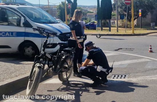 Viterbo – Investe ciclista e fugge, grave l’uomo caduto a terra
