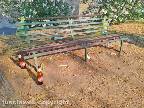 Viterbo - Rifiuti ai giardinetti di Porta romana in via Diaz