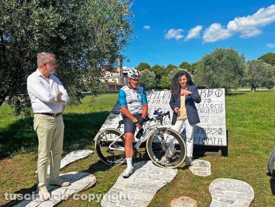 Viterbo - Emanuele Aronne, Andrea Devicenzi e Chiara Frontini al monumento del Pellegrino