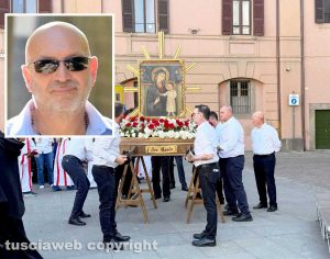 Il brutto baldacchino che ha sostituito la macchina della Maria Santissima Liberatrice del seicento - Nel riquadro Marco Mandola, rappresentante dei portatori