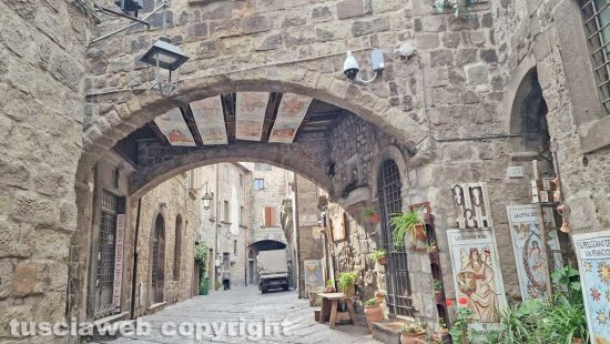 Viterbo – Una telecamera rotante di circa 40 centimetri è stata installata su un arco del 1100 nel cuore del quartiere medievale di San Pellegrino
