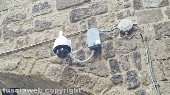 Viterbo – Una telecamera rotante di circa 40 centimetri è stata installata su un arco del 1100 nel cuore del quartiere medievale di San Pellegrino