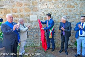 Bagnoregio - Il sindaco Luca Profili mentre scopre la targa