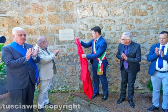 Bagnoregio - Il sindaco Luca Profili mentre scopre la targa