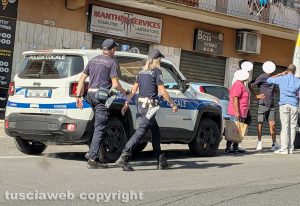 Viterbo - Motorino finisce sulla pista ciclabile e cade sui cordoli in via della Pila - La polizia locale