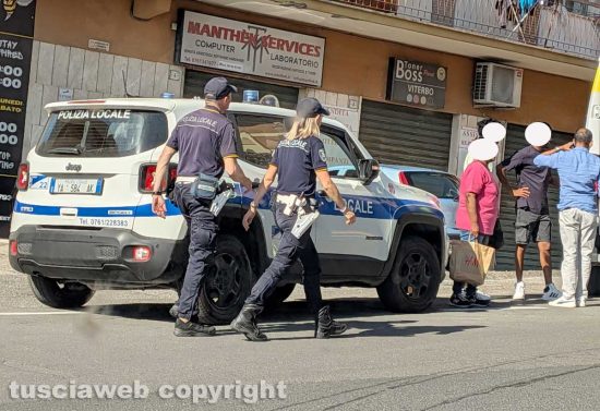 Viterbo - Motorino finisce sulla pista ciclabile e cade sui cordoli in via della Pila - La polizia locale