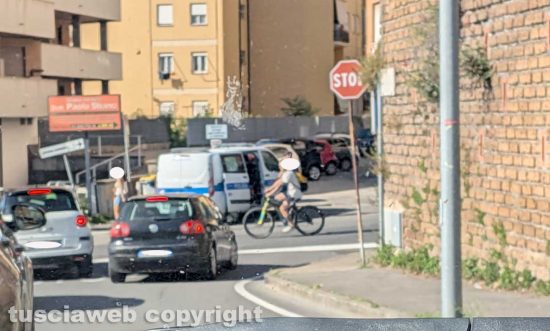 Viterbo - Motorino finisce sulla pista ciclabile e cade sui cordoli in via della Pila - La polizia locale