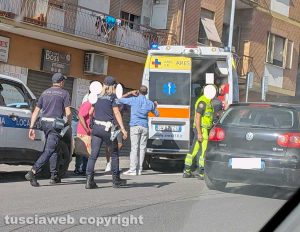 Viterbo - Motorino finisce sulla pista ciclabile e cade sui cordoli in via della Pila - La polizia locale e 118