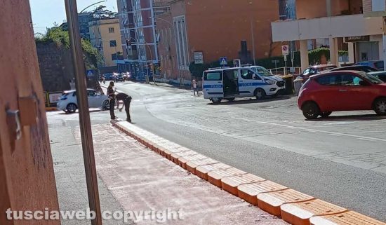 Viterbo - Motorino finisce sulla pista ciclabile e cade sui cordoli in via della Pila - La polizia locale