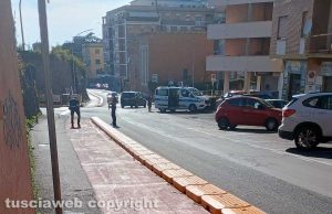 Viterbo - Motorino finisce sulla pista ciclabile e cade sui cordoli in via della Pila - La polizia locale