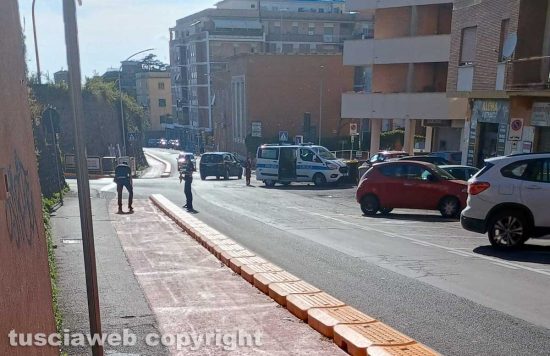 Viterbo - Motorino finisce sulla pista ciclabile e cade sui cordoli in via della Pila - La polizia locale