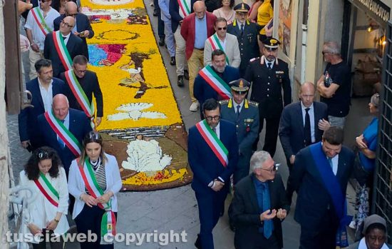 Bolsena - L'infiorata del Corpus domini - La processione della Sacra pietra - Sfila il sindaco Andrea Di Sorte