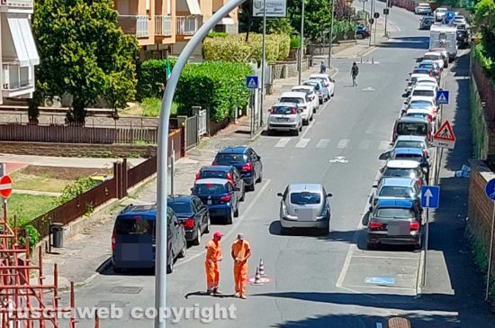 Viterbo - Segnali della pista ciclabile in mezzo alla strada