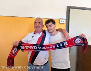 Civita Castellana - Danilo Corazza festeggia la vittoria con il figlio Matteo