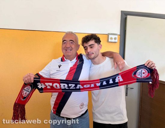 Civita Castellana - Danilo Corazza festeggia la vittoria con il figlio Matteo