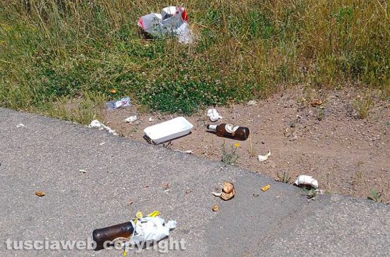 Viterbo - Immondizia in strada Rinaldone 