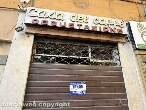 Viterbo - L’ultimo bar del corso è chiuso da oltre un mese, la Casa del caffè Miani è in vendita