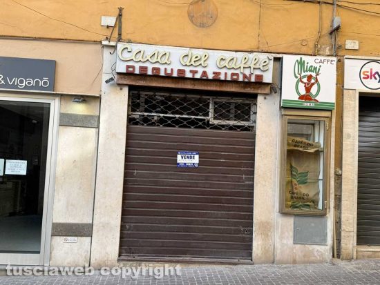 Viterbo - L’ultimo bar del corso è chiuso da oltre un mese, la Casa del caffè Miani è in vendita