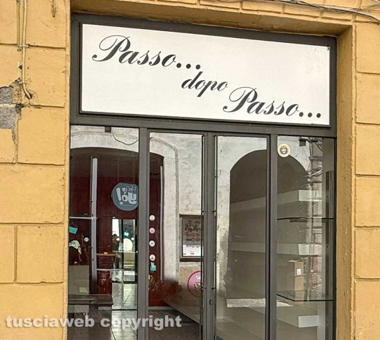 Viterbo - Chiuso anche Passo... dopo passo..., il negozio di scarpe in via Roma