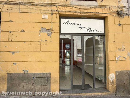 Viterbo - Chiuso anche Passo... dopo passo..., il negozio di scarpe in via Roma