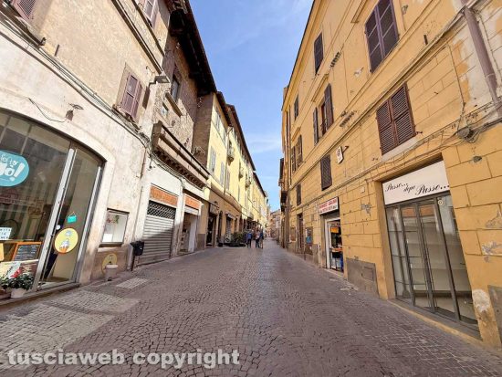 Viterbo - Chiuso anche Passo... dopo passo..., il negozio di scarpe in via Roma