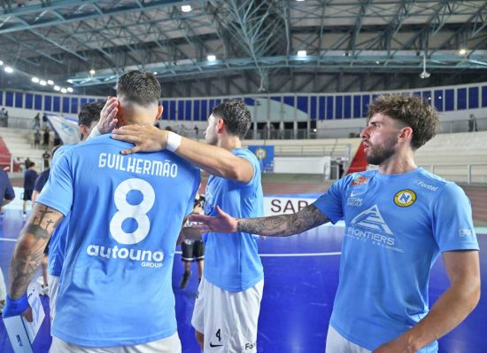 Gli abbracci tra i giocatori del Napoli Futsal