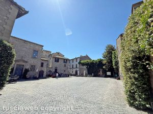 Viterbo - Piazza San Carluccio senza sassi