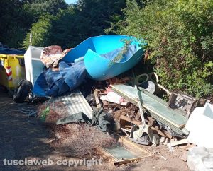 Viterbo - Rifiuti in strada Mezzogrosso