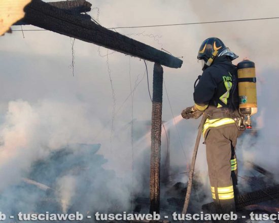 Cerveteri - Fiamme vicino alle case e in uno stabilimento balneare