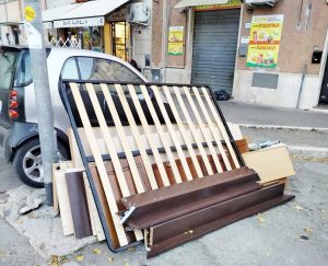 Civitavecchia - Rifiuti ingombranti abbandonati, stavolta in via Francesco Crispi e in viale Guido Baccelli