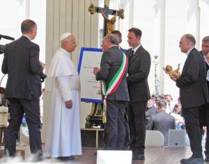 Roma - Il sindaco di Allumiere Luigi Landi con papa Leone