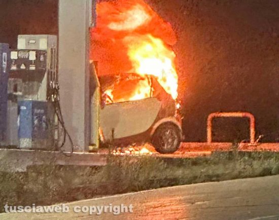 Viterbo - Scontro vicino alla stazione di Porta Romana, auto in fiamme