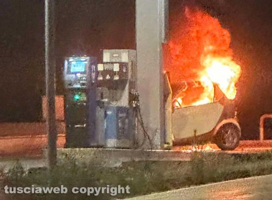 Viterbo - Scontro vicino alla stazione di Porta Romana, auto in fiamme