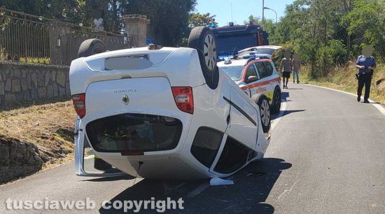 Macchina si ribalta a Vitorchiano