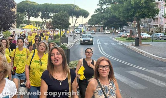 Viterbo - Un fiume di magliette gialle della Coldiretti in cammino nel cuore della città