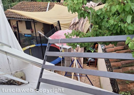 Villa San Giovanni in Tuscia - Tromba d’aria scoperchia il gazebo, pali e ringhiere strappati dalla terrazza