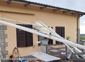 Villa San Giovanni in Tuscia - Tromba d’aria scoperchia il gazebo, pali e ringhiere strappati dalla terrazza