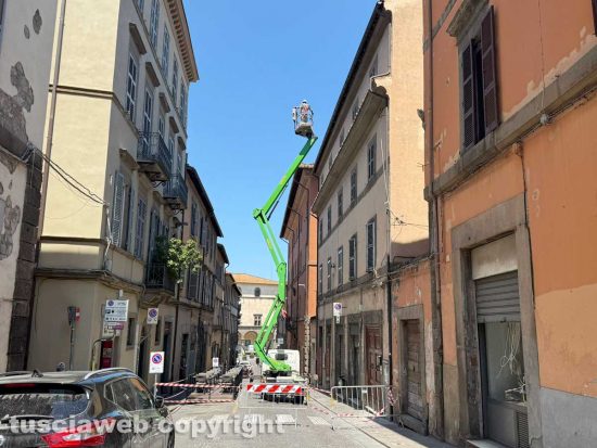 Viterbo - Tegole cadute da un edificio e via Cavour chiusa