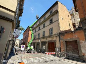Viterbo - Tegole cadute da un edificio e via Cavour chiusa