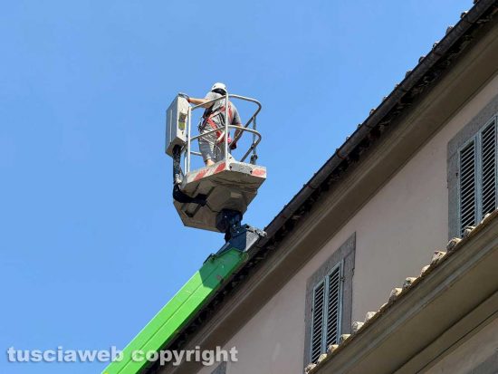 Viterbo - Tegole cadute da un edificio e via Cavour chiusa