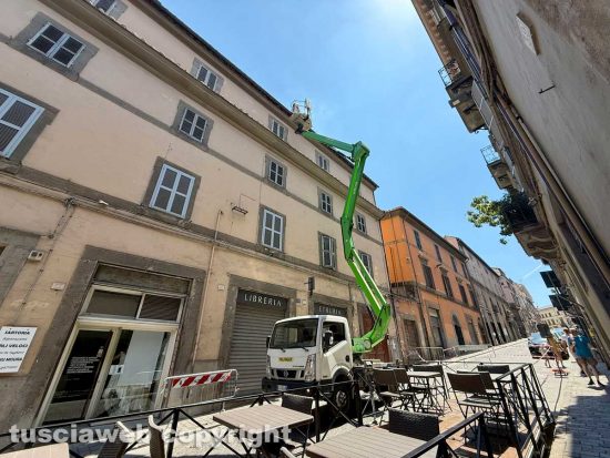 Viterbo - Tegole cadute da un edificio e via Cavour chiusa