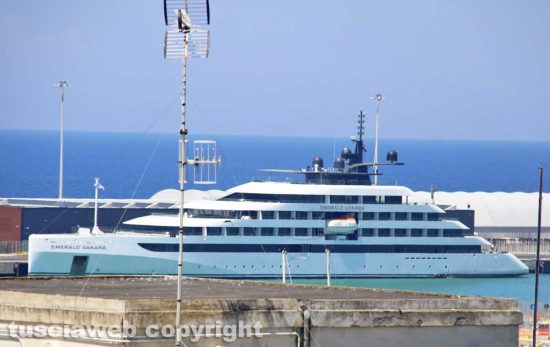 Civitavecchia - Il superyacht di lusso Emerald Sakara al porto