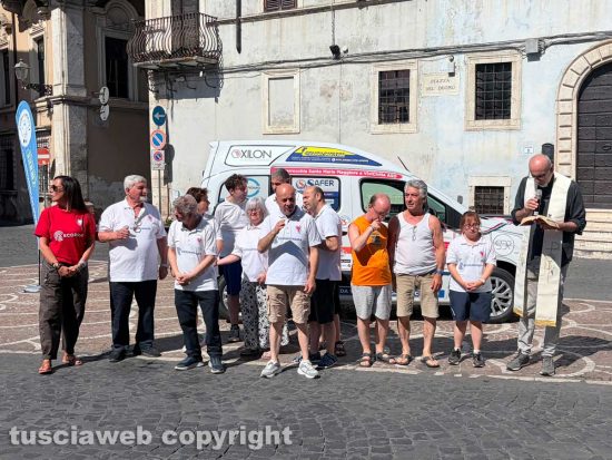 Un nuovo pulmino per Vivi Civita - Benedizione con don Alessandro Profili