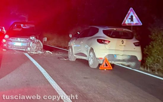 Due auto si scontrano vicino a Monteromano, chilometri di coda
