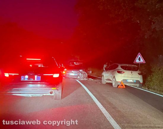 Due auto si scontrano vicino a Monteromano, chilometri di coda